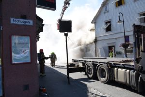 SLOKKEARBEID: To og ein halv time etter at meldinga om brannen kom, jobba brannmannskapa framleis med å få kontroll på brannen. (Foto: Even Emberland)