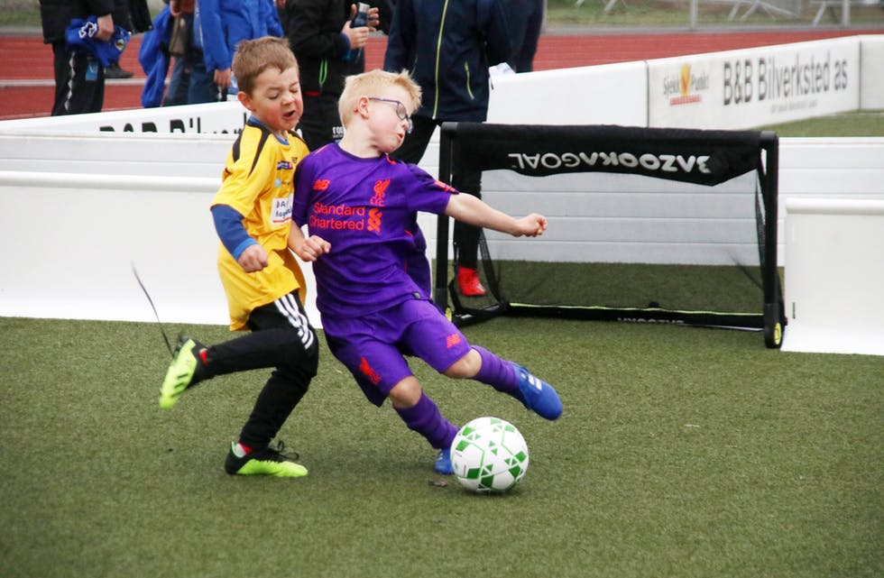 Det står ikkje på innsatsen når Sauda og Suldal møtest til lokaloppgjer i trearfotball for sjuåringar. Tage Jensen (Sauda IL) i lilla prøver å halda Tarjei Moe Handeland frå Suldal unna ballen.