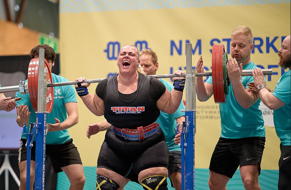 Hildeborg Juvet Hugdal frå Sauda IL sette to norske rekordar og sikra seg eit nytt NM-gull under årets NM i utstyrsfritt styrkeløft. Foto: Hans Petter Støre/Norges Idrettsforbund.
