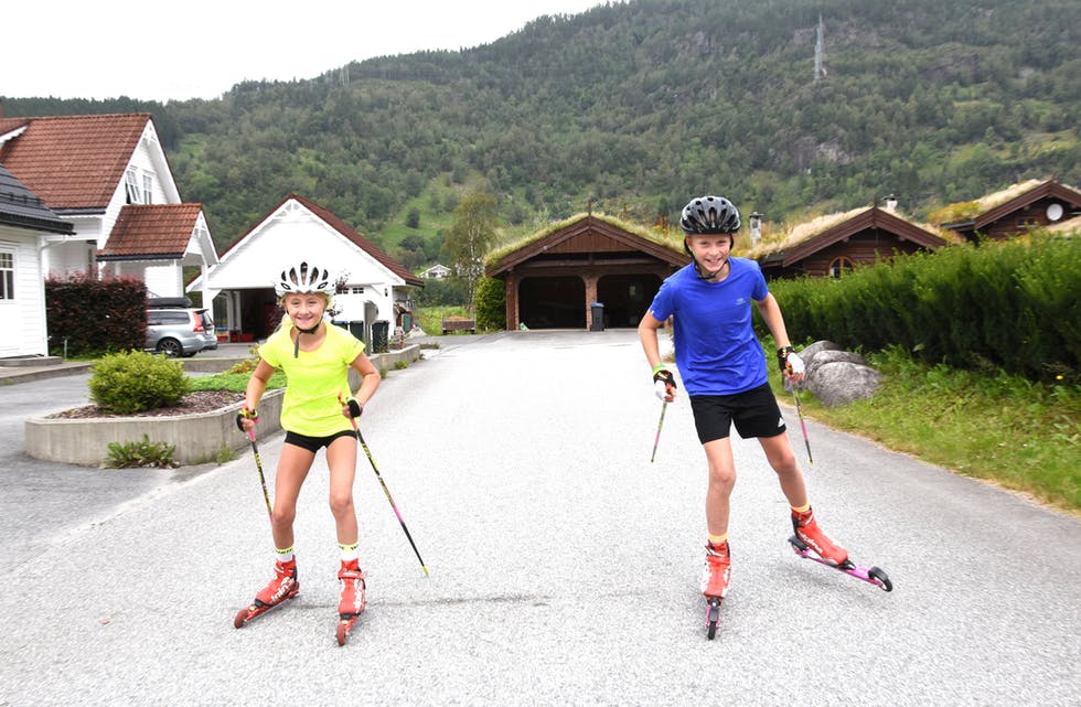 Mille og Elias Dybing syntest det var stor stas å gå konkurransar på Blinkfestivalen, kor dei også sikra seg ei rekke autografar og bilde saman med langrenns- og skiskyttarstjernene som trekte folk til arrangementa. Foto: Even Emberland.