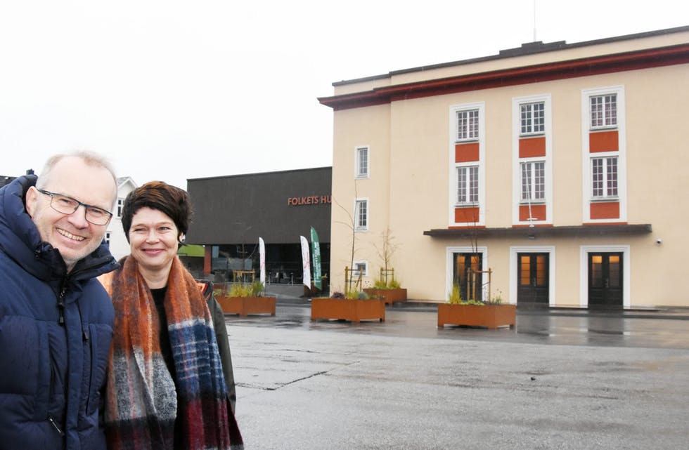 Åshild Marie Øverland og Sivert Sørnes gler seg over merksemda Folkets Hus får, både som kulturhus og kulturminne. Nå er det klart at bygget og restaureringsprosjektet har vunne Fortidsminneforeningen Rogaland sin vernepris.