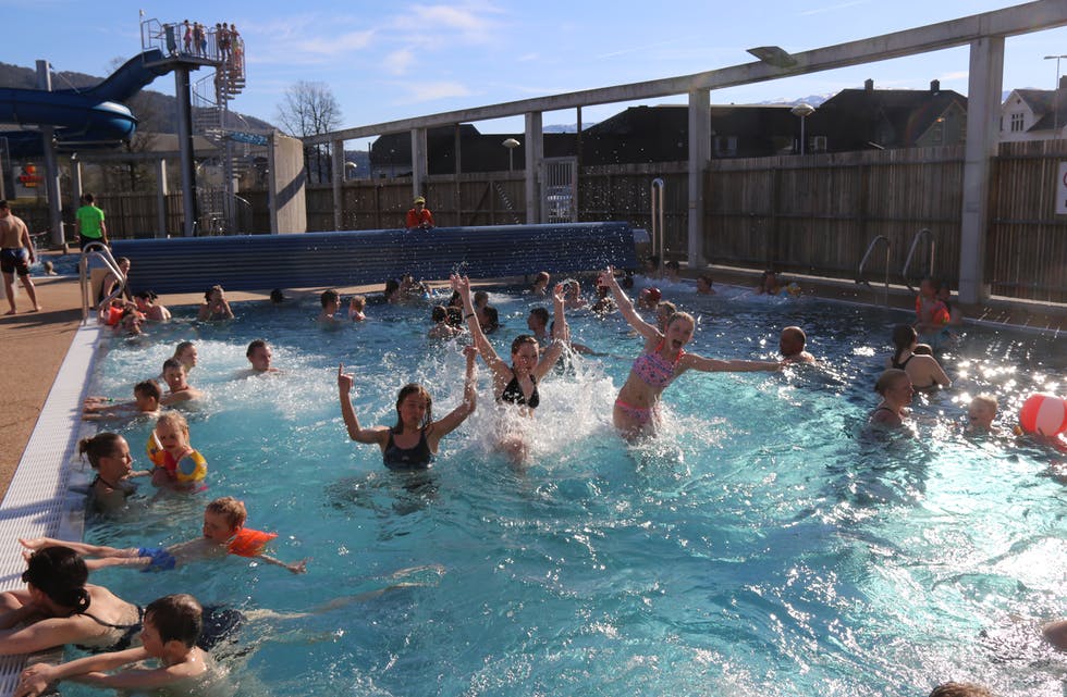 400 badegjester koste seg i badeanlegga til Saudahallen i dag, langfredag ettermiddag. Ute var det reine Syden-følelsen med leik i vatn og soling på land. Foto: Ingvil Bakka.