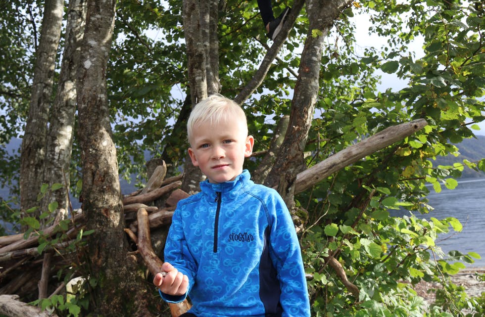 Leon (5) skulle bare hjelpa ein kompis som hadde funne noko rart på stranda. – Og så opna eg den, men så glapp eg den og stakk meg, forklarer han.