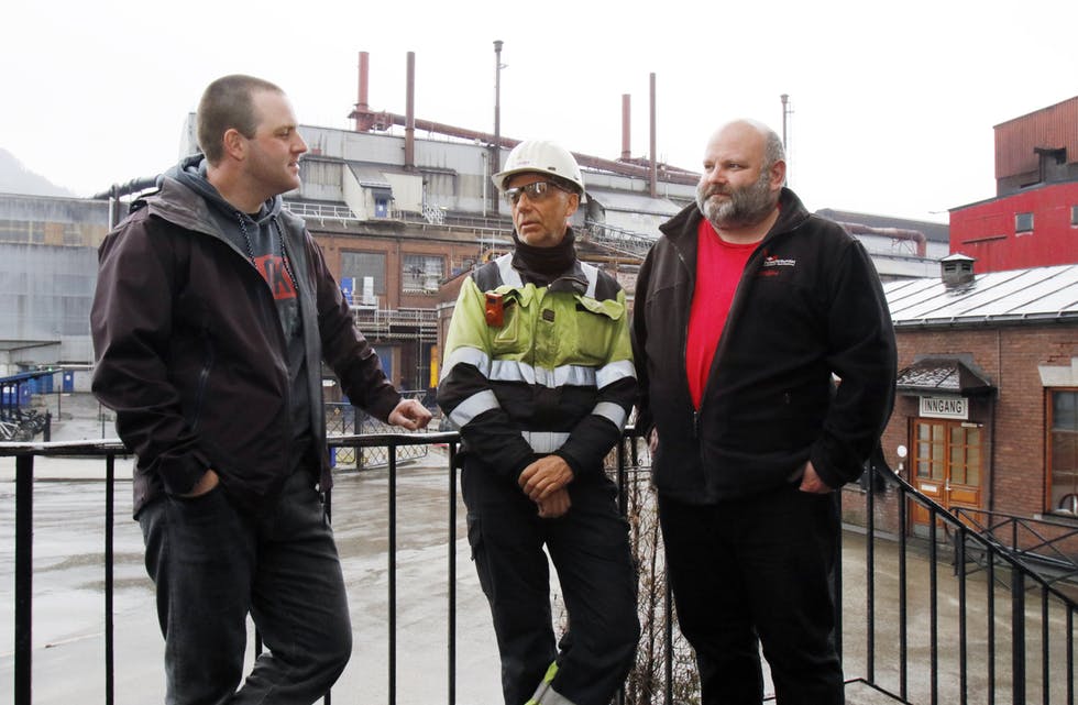 Remy Penev (Industriaksjonen), Kjell Arnold Pettersen (lokal fagforeiningsleiar) og Steffen Høiland (Fellesforbundet) meiner det politiske Norge er for passive når det gjeld industri. Foto: Frank Waal.