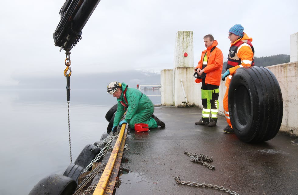 I morgontimane tysdag , onsdag og torsdag denne veka var tilsette frå Weldone og Aartun Transport i gang med å få på plass ei midlertidig betre fendring på kaien. Frå venstre Ola Breivik, Daniel Austarheim og Tor Inge Aartun.