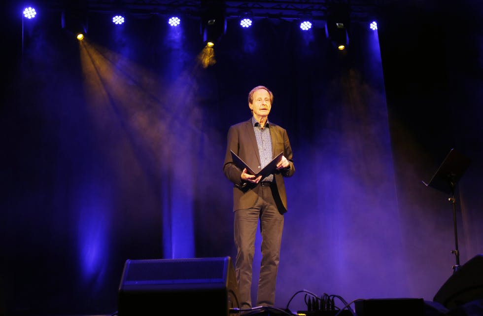 Kjartan Fløgstad debuterte som forfattar med diktsamlinga «Valfart» i 1968. Han er ein av Saudas fire æresborgarar og var blant underhaldarane under nyåpninga av Folkets hus i september 2018, der bildet er tatt. 75-åringen står elles på plakaten i kulturhuset igjen i januar, då som frontfigur i KFB, Kjartan Fløgstad band.