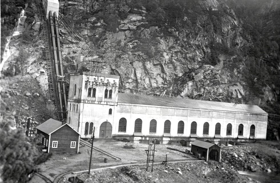 Da kraftstasjonen Sauda I i Hellandsbygd blei sett i drift 20. oktober 1919, kunne smelteverket i Sauda motta straum for første gong.