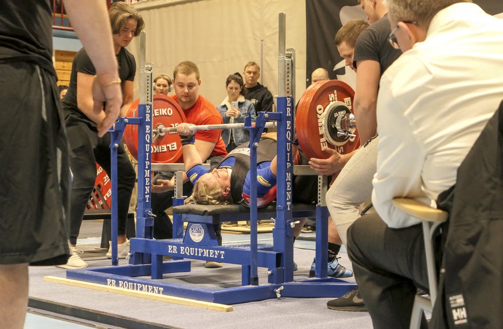 210 kilo i benkpress i RM er bare 22,5 kilo unna Hildeborg Juvet Hugdal sin personlege rekord. Saudaløftaren jublar over at arma tåler dei tunge vektene. Foto: Lisa Marie Olufsen.