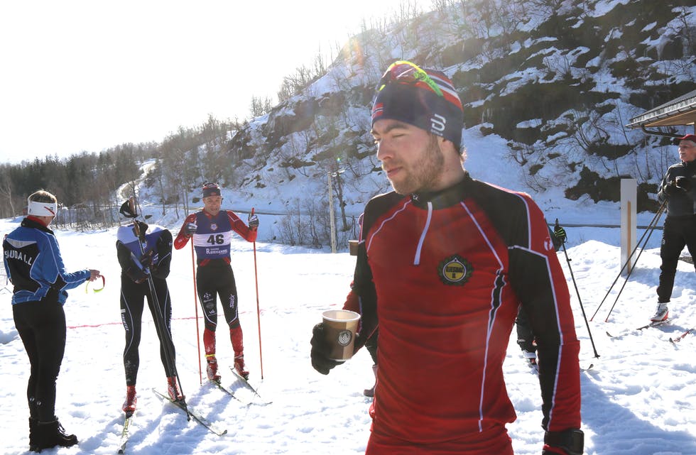 Tor Jøran Ravndal (til høgre) hadde god tid til å få summa seg og drikka saft før andremann Øyvind Røgenes (til venstre) og far Tor Joar Ravndal kom i mål. Alle foto: Ingvil Bakka.