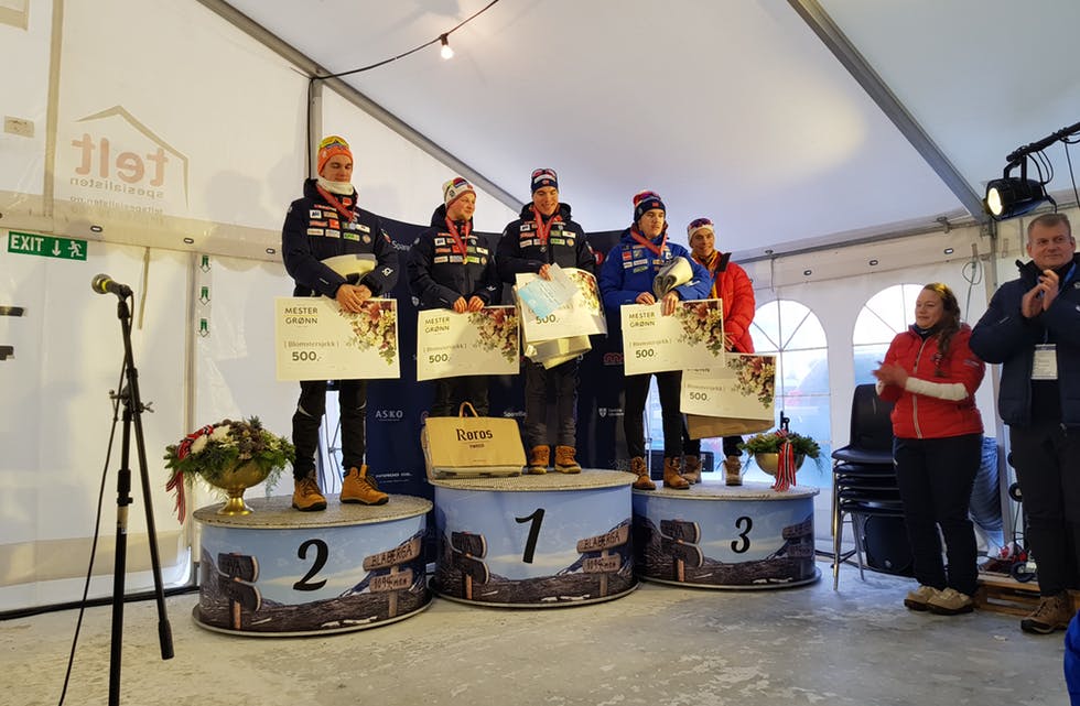 Thomas Karbøl Oxaal triumferte på NM-sprinten på fredag, saman med ledsagar Ole-Martin Lid (nummer to frå venstre). Om det var godt nok til å få sjansen i VM for seniorar seinare denne månaden, får han etter alt å dømme svar på i dag. Foto: John Teodor Oxaal.